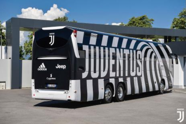 Le bus zébré de la Juventus Turin en images