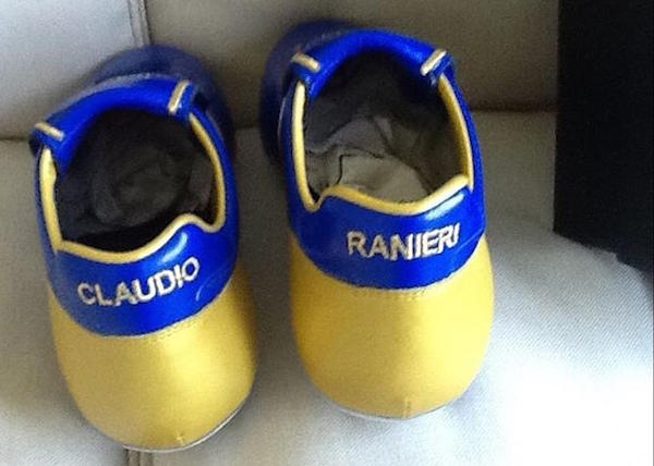 En images, les crampons de champion offert à Claudio Ranieri