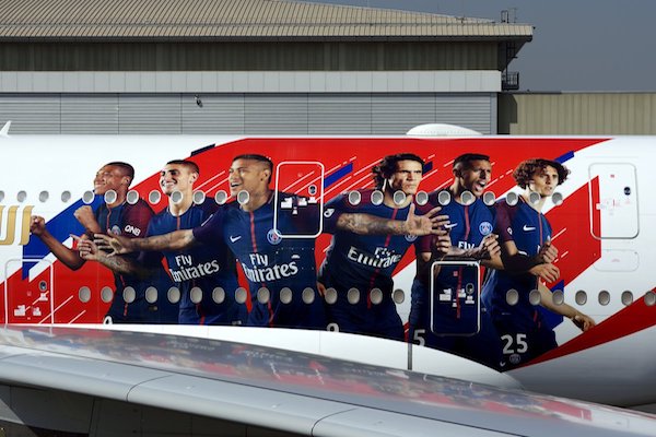 Images du nouvel habillage de l'avion dédié au PSG