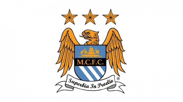 Les logos de Manchester City : l'actuel avec l'aigle et les trois étoiles...