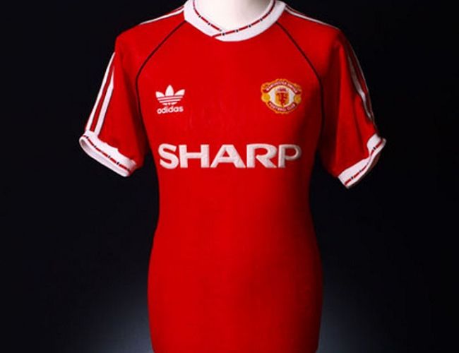 En images, les maillots Adidas produits pour Manchester United dans les années 80