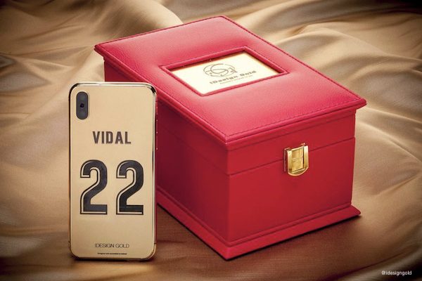 Images du téléphone en or 24k d'Arturo Vidal