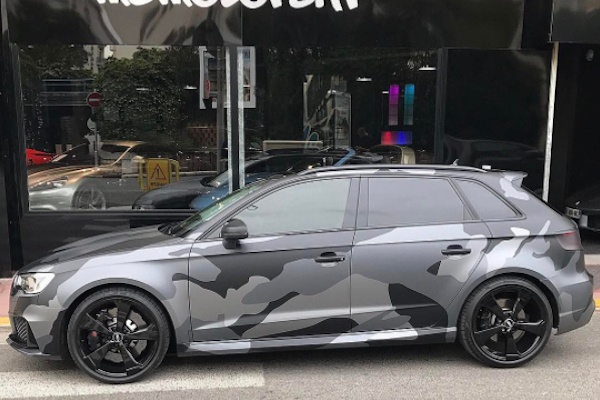 En images, l'Audi RS3 camouflage de Yacine Benzia