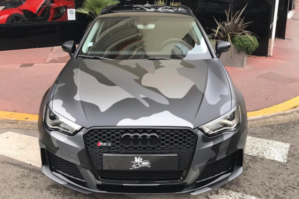 En images, l'Audi RS3 camouflage de Yacine Benzia