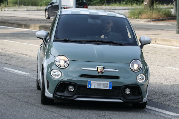 Leonardo Bonucci alterne entre une sage Fiat 500...