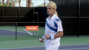 Djokovic imite Sharapova - Photo @Head