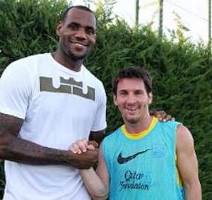 Le joueur du FC Barcelone, Lionel Messi, avec le basketteur Lebron James