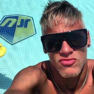 Neymar et sa piscine...