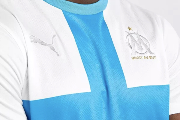 Blanc teinté de bleu et à motifs sur le côté le futur maillot 2025 en images thumbnail