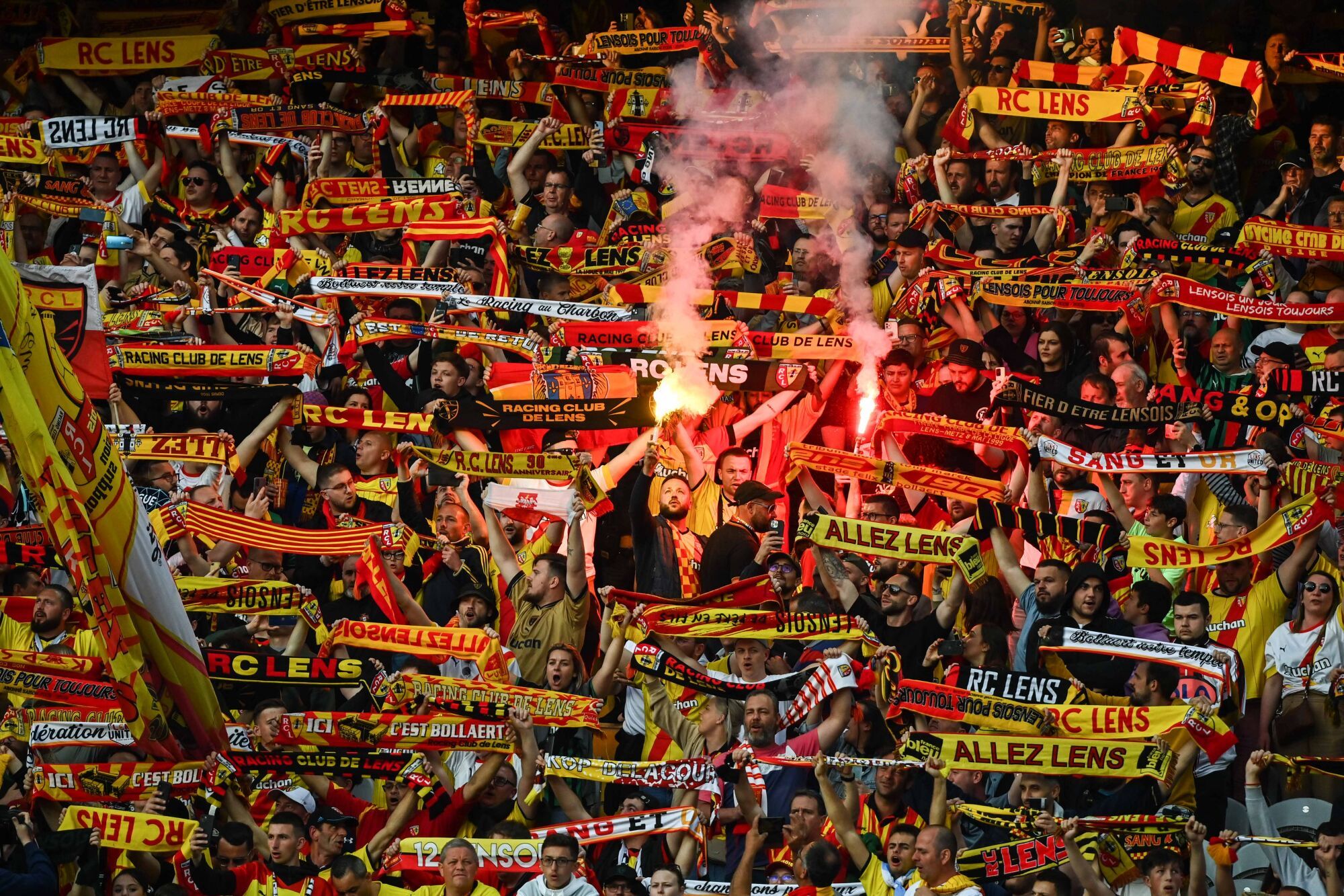 Le RC Lens de retour en Ligue 1, les supporters Sang et Or jubilent