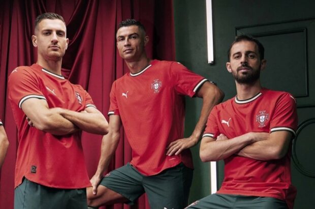 Cristiano Ronaldo avec le nouveau maillot du Portugal sur les épaules, le 1er signé Puma