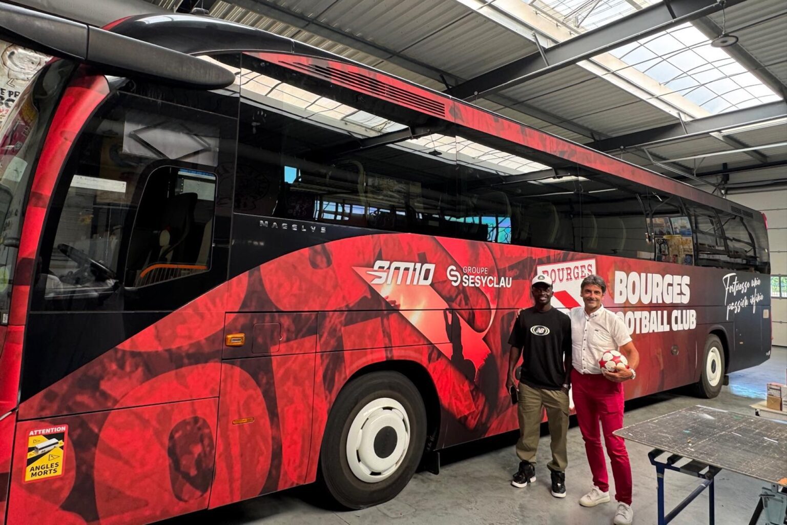Bourges FC. Sadio Mané dévoile le nouveau bus du club