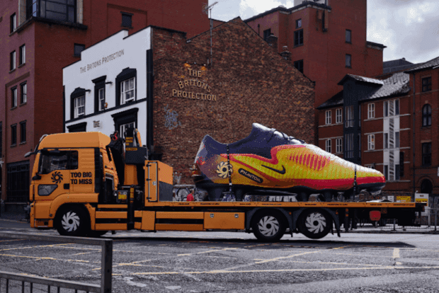 Insolite. Nike rend hommage à Haaland avec la plus grande chaussure de football au monde