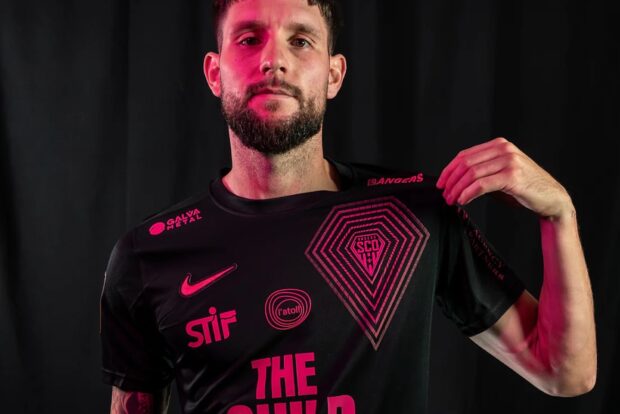 Angers SCO. Conçu par un artiste local, le SCO dévoile un maillot inédit Octobre Rose