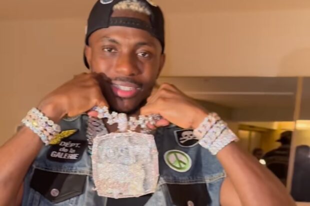 Victor Osimhen s'offre une chaîne à 630 000€ et 14 000 pierres pour son anniversaire