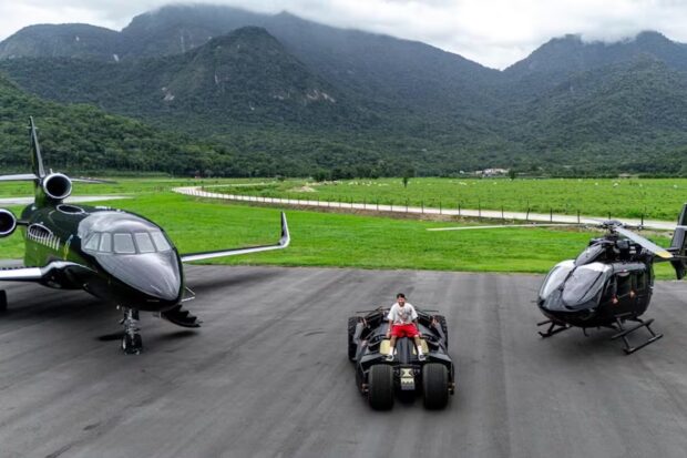 Neymar pose avec son jet, son hélicoptère et sa Batmobile: le cliché à plus de 60 M€