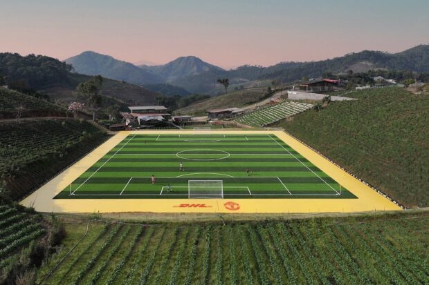 Patrice Evra signe avec DHL pour la campagne "Delivering Dreams"