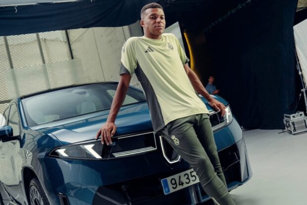 Kylian Mbappé pose avec sa nouvelle voiture à 75 000€