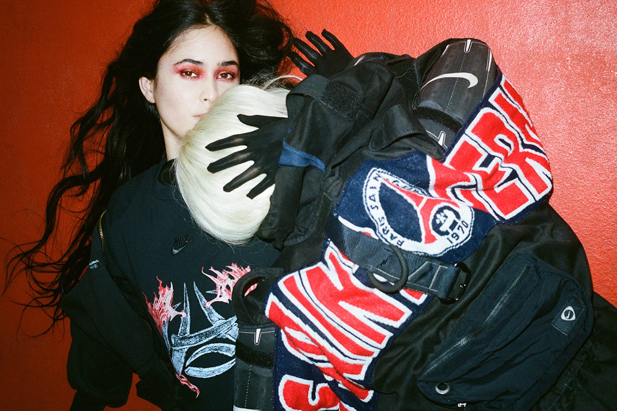 PSG et Courtney McWilliams dévoilent une collection avec des maillots déconstruits